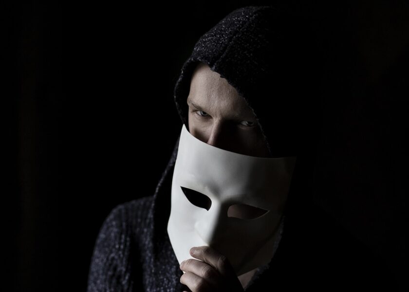 Diverse persone mostrano varie espressioni, riflettendo la complessità delle emozioni umane.